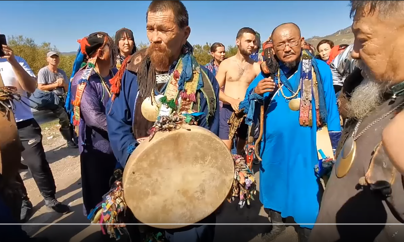 Бурятские шаманы остановили и предъявили претензии воину-шаману из Якутии