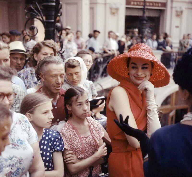 Приезд в ссср. 1959 Год Кристиан диор в Москве. Показ диор в Москве 1959. Модели Кристиан диор в Советской Москве 1959. Показ Кристиан диор 1959 в Москве.