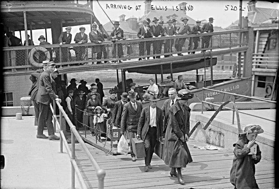 Каким иностранцам был запрещён въезд в США с 1917 по 1965 годы и почему