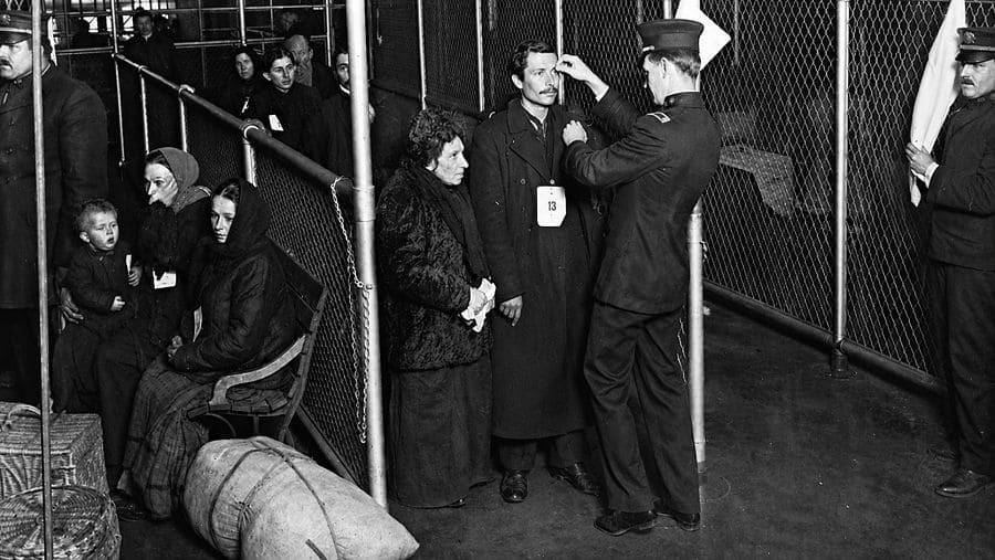 Каким иностранцам был запрещён въезд в США с 1917 по 1965 годы и почему