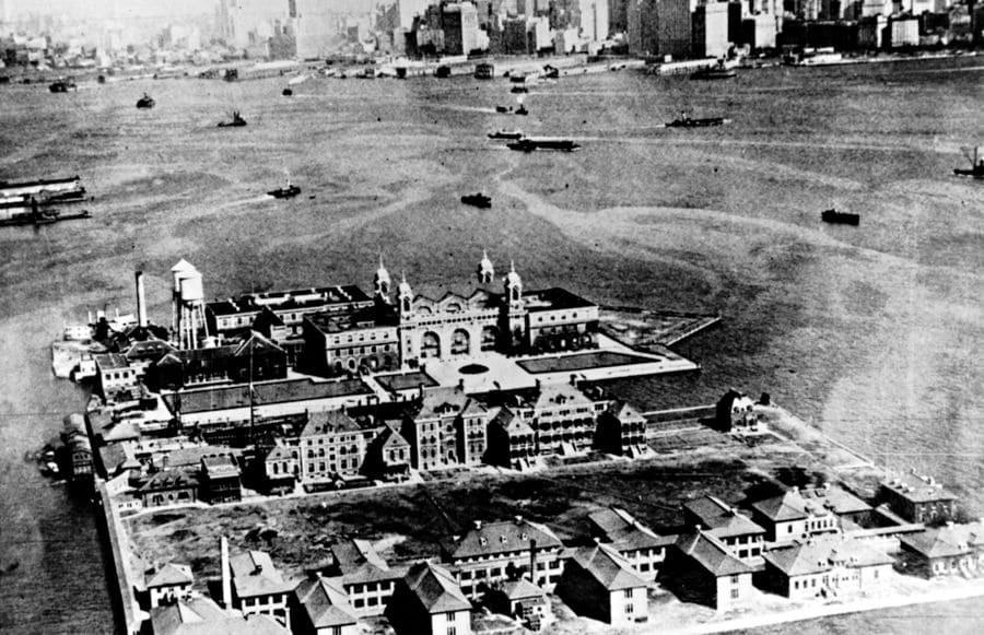 Каким иностранцам был запрещён въезд в США с 1917 по 1965 годы и почему