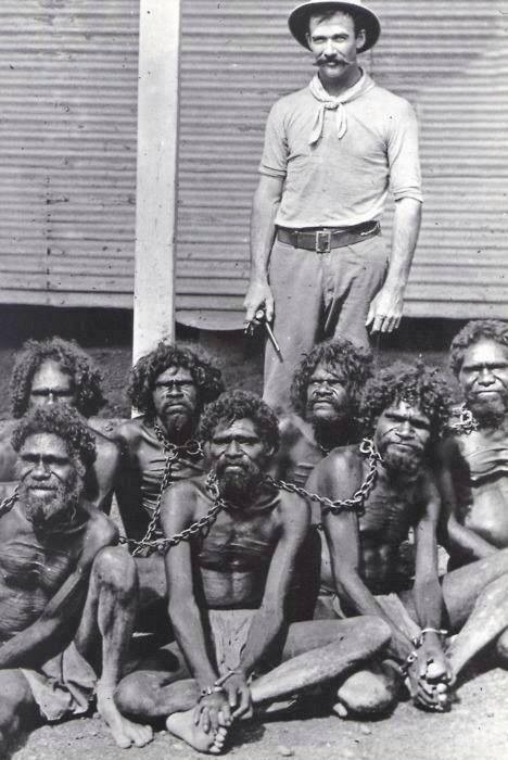 ​Пожары превратили небо Австралии во флаг аборигенов, которых они истребили
