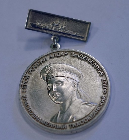 Художник с родины Чингисхана изготовил из серебра медаль Героя России Алдара Цыденжапова