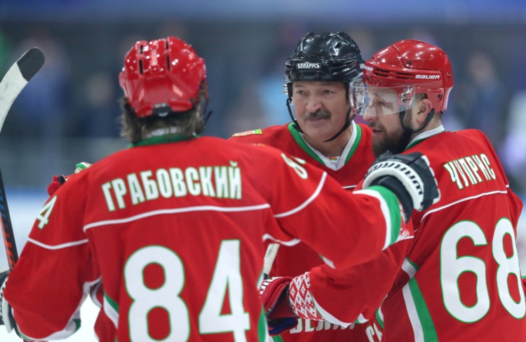 Лукашенко: «Лучше умереть стоя, чем жить на коленях». Лукашенко объяснил, почему в Беларуси нет карантина