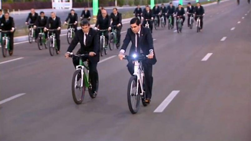 Президент Туркмении совершил 20-километровый велопробег и осмотрел объекты​