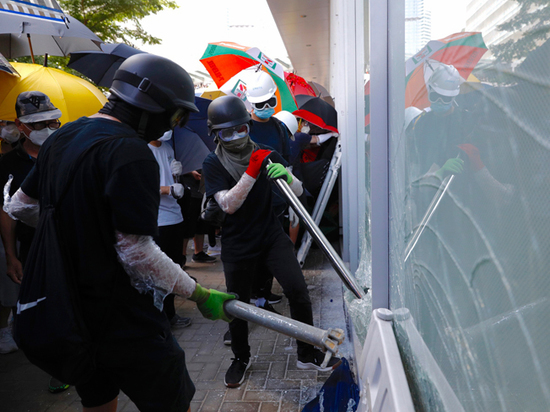 В Гонконге протестующие атаковали здание парламента