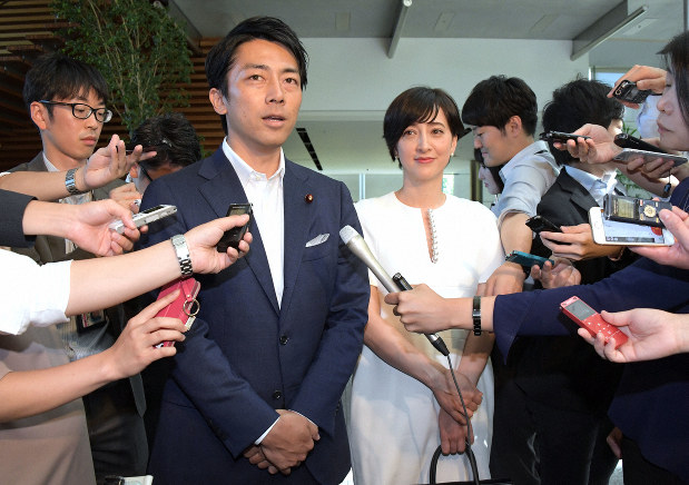 Многообещающий японский политик Синдзиро Коидзуми впервые берёт отпуск по уходу за ребёнком