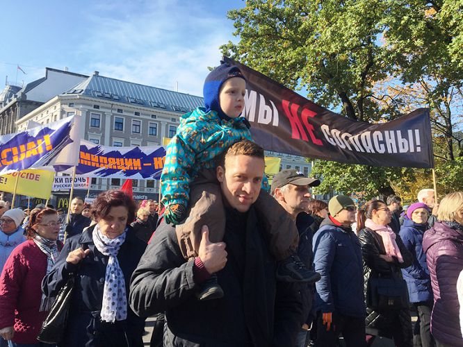 Русские в Латвии митингуют за сохранение родного языка в школах