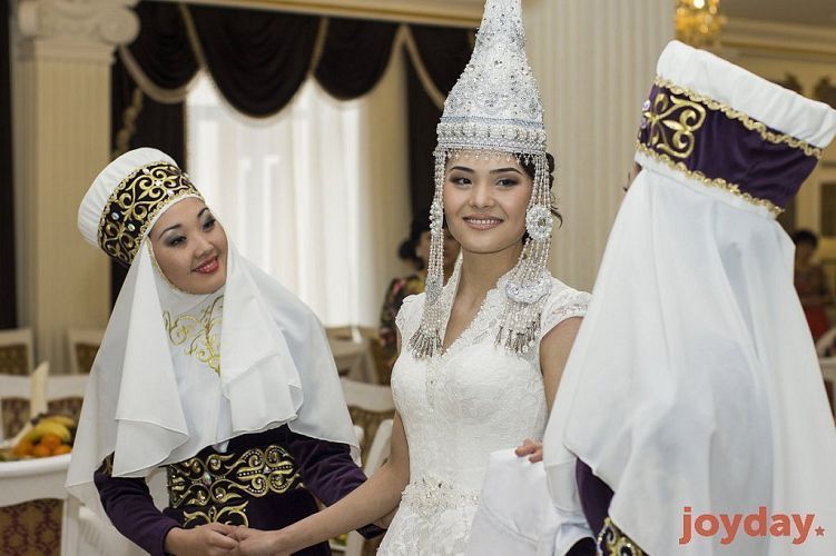 Роза Рымбаева назвала распространенный в Казахстане калым за невесту постыдным делом