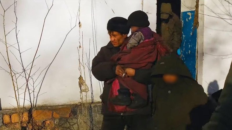 В столице Забайкалья в заброшенном доме возле костра нашли бездомную семью с четырьмя детьми 