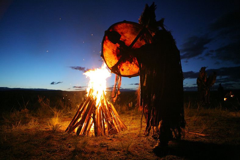 Культ огня у бурят. Поклонение огню относится к числу древнейших культов у монголоязычных народов.