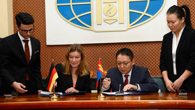 Казахстан и Германия оказывают финансовую помощь Монголии. Монголия направит деньги на развитие энергетики, образования, ликвидацию ЧС и другие нужды.