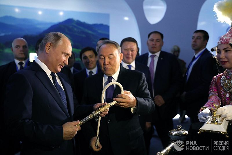 В Казахстане Путину подарили кнут и гвоздь