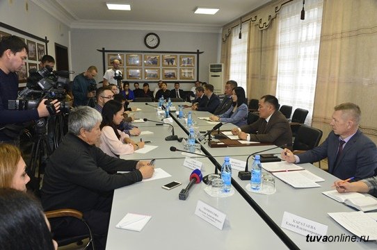 Правительство Тувы согласовало поддержку на 2,2 млрд. рублей. Тыва претендует на участие в 17 федеральных программах, общая сумма заявок – 7,8 млрд. рублей. 