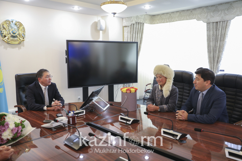 Девочка-беркутчи из Монголии Айшолпан едет учиться в Казахстан. Решение о переезде в столицу Казахстана её родителям далось нелегко.