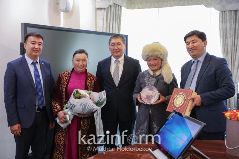 Девочка-беркутчи из Монголии Айшолпан едет учиться в Казахстан