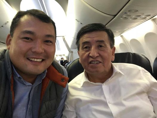 Президент Кыргызстана Сооронбай Жээнбеков летает обычным рейсом. Пользователи Facebook публикуют фотографии с главой государства.