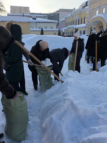 По указанию сверху учителя школы в Саратове убирали снег в мешки 