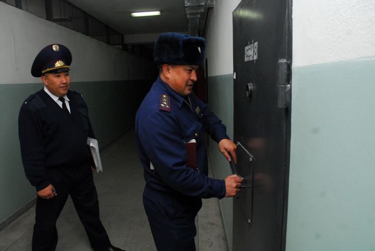 Казахстанские полицейские унизили таджикских мигрантов