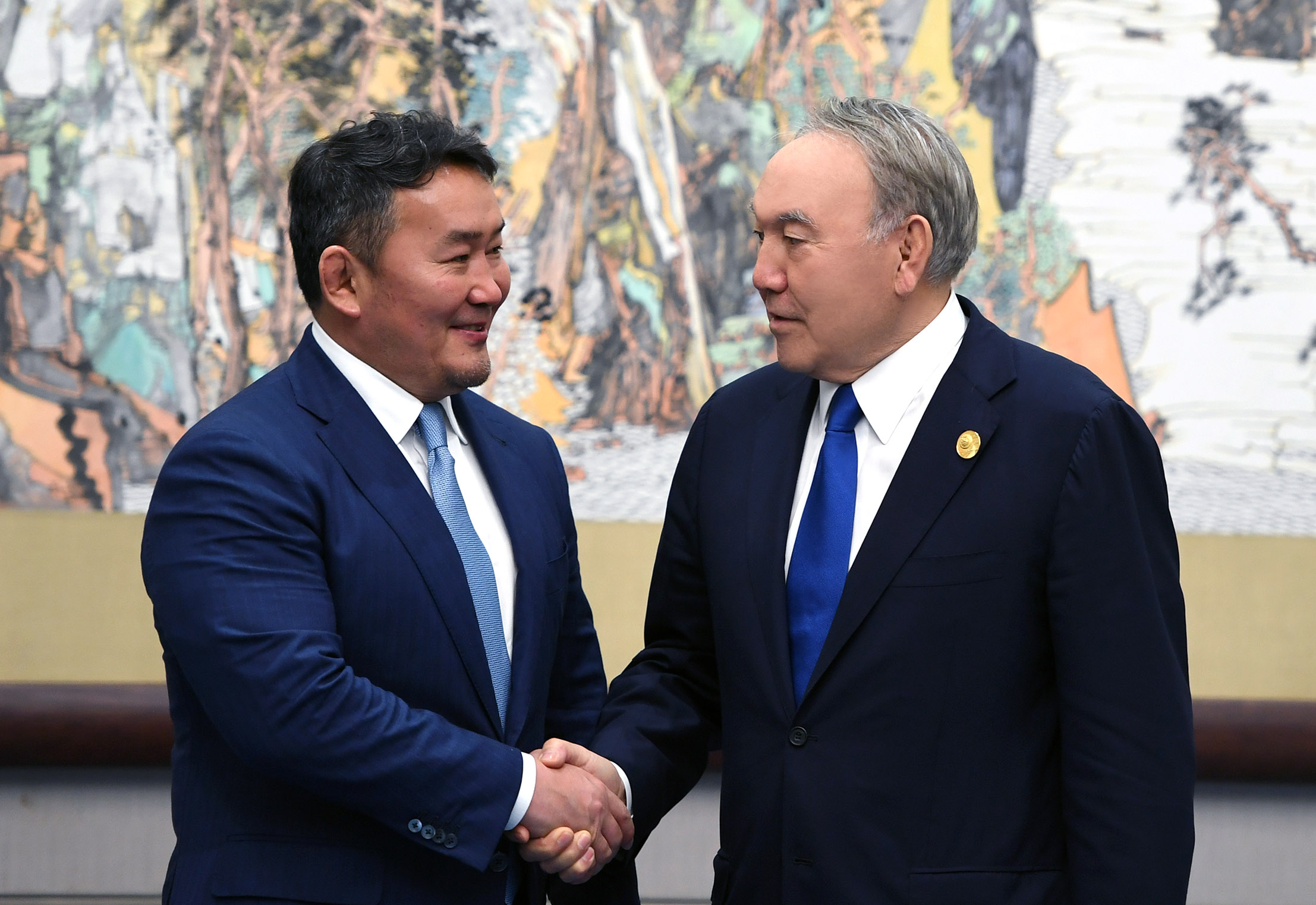 Встреча президентов Монголии и Казахстана в Циндао