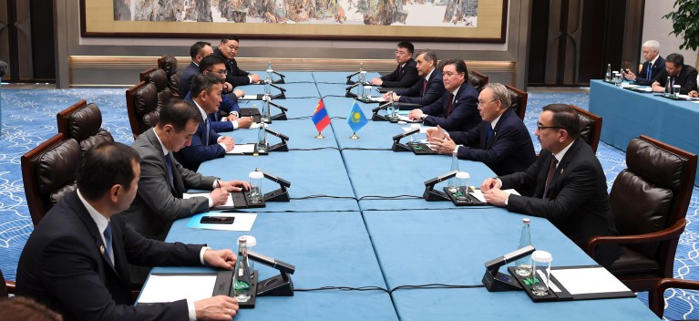 Встреча президентов Монголии и Казахстана в Циндао