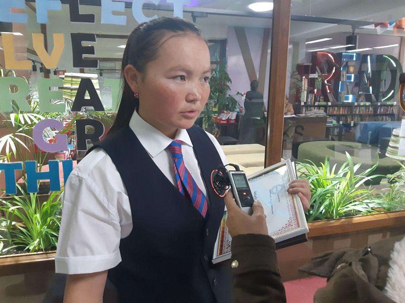 Девочка-беркутчи из Монголии Айшолпан едет учиться в Казахстан. Решение о переезде в столицу Казахстана её родителям далось нелегко.