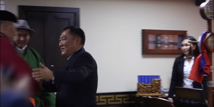 Глава Тувы Шолбан Кара-оол встречает тувинских борцов вернувшихся со Всемирных Игр кочевников 2018