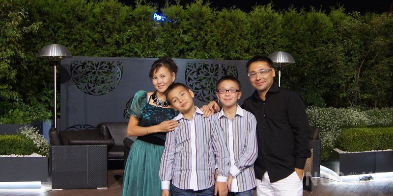 Семья из Казахстана продает все имущество, чтобы помочь экономике страны
