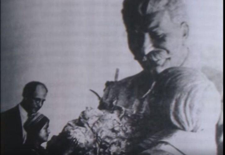 У девочки-бурятки, сфотографированной со Сталиным, отняли фамилию и лицо