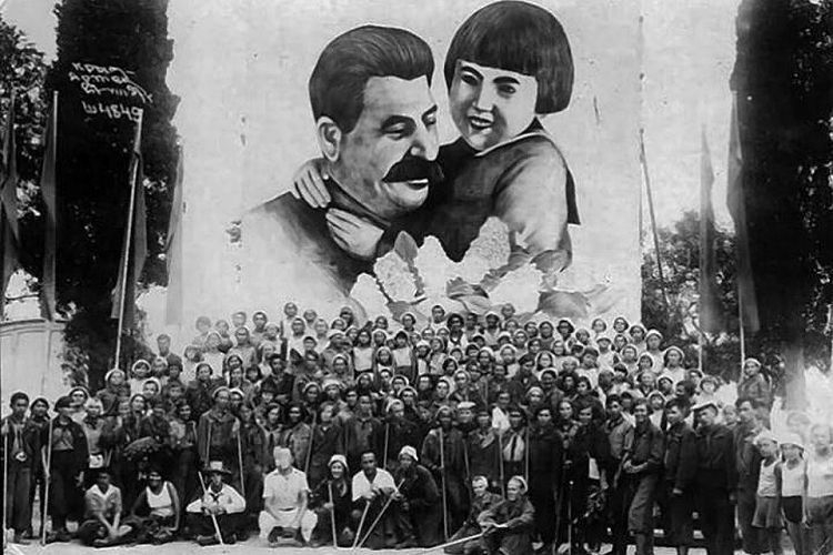 У девочки-бурятки, сфотографированной со Сталиным, отняли фамилию и лицо