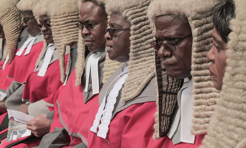 Не смотря на колоссальную бедность населения Зимбабве решило закупить парики для судей на $155 тысяч