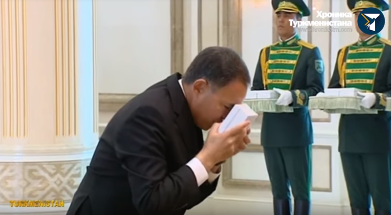 Туркменские чиновники получают продовольственные пайки