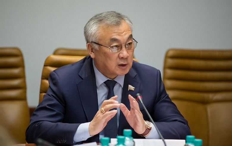 Сенатор Жамсуев: Осипов уделяет серьезное внимание стабилизации цен на бензин