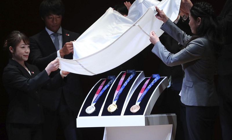 Япония выпустила медали для Токийской олимпиады из переработанных гаджетов