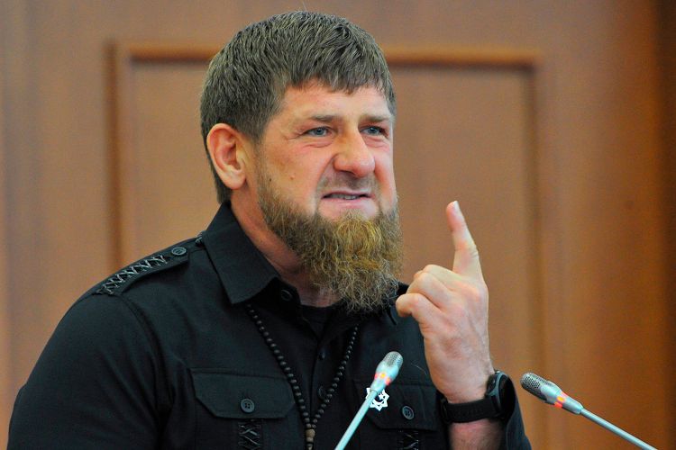 Житель Чечни извинился за появление на свадьбе дочери после критики Кадырова
