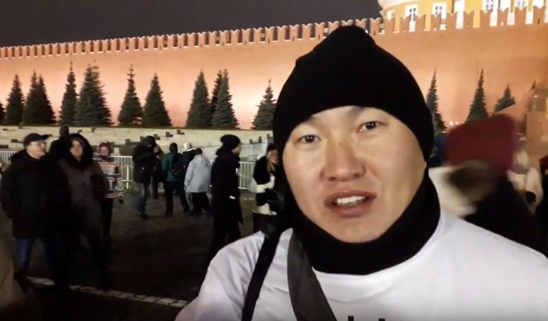 Блогер Дмитрий Баиров - друг воина-шамана, ​прибыл в Москву, чтобы вести прямые эфиры