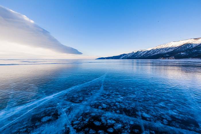 «Как по воздуху»: в Бурятии нашли кристально прозрачный лёд Байкала