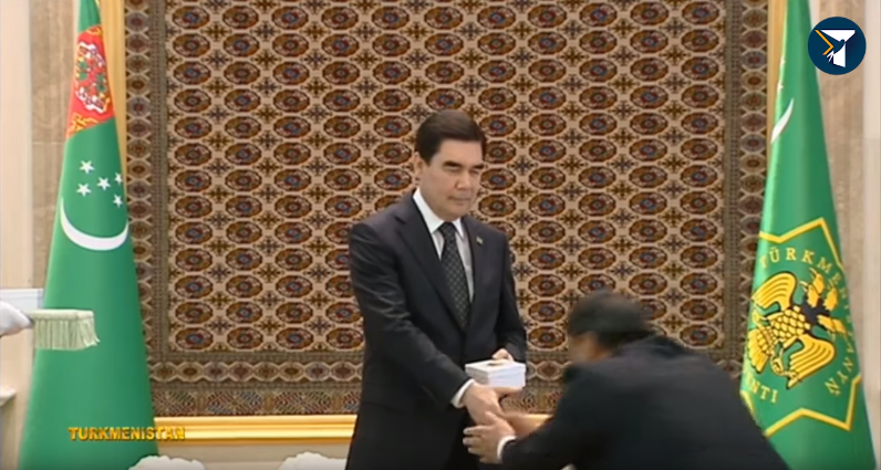В Туркмении стариков неделю заставляли репетировать встречу с президентом