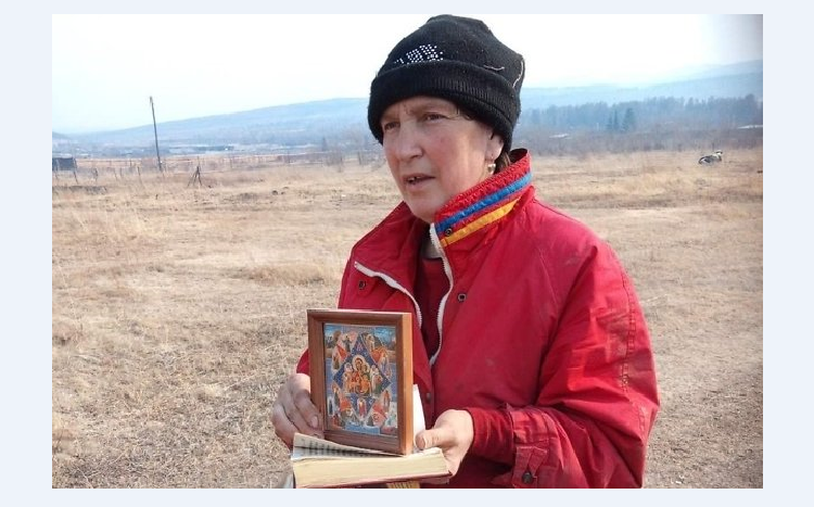 В Забайкалье жительница Куки с иконой вышла на улицу из-за приближающегося к селу пожара