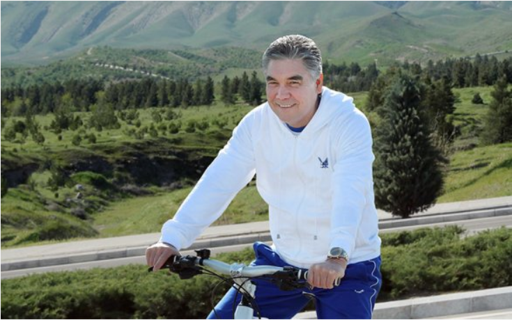 Президент Туркмении совершил 20-километровый велопробег и осмотрел объекты​