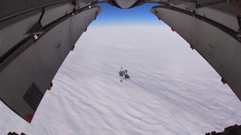 ​Российские десантники впервые в истории совершили высотное десантирование с высоты 10 км в Арктике