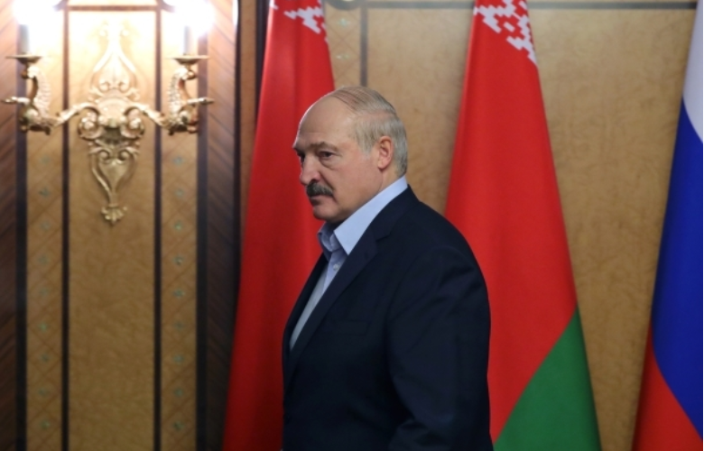 Лукашенко призвал не осуждать его за проведение Парада Победы
