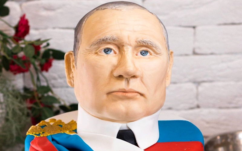 ​В Якутске ко Дню России испекли торты в виде съедобных голов Путина и других вождей России