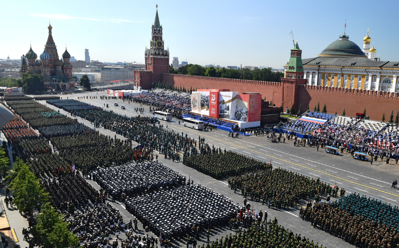 ​Стало известно, что лежало в котомках, подаренных гостям парада Победы в Москве