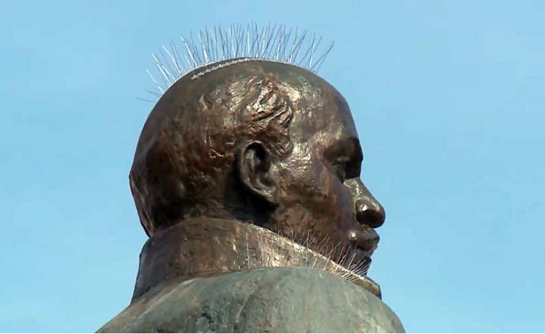 Жителей Магадана возмутил памятник Ленину с шипами на голове