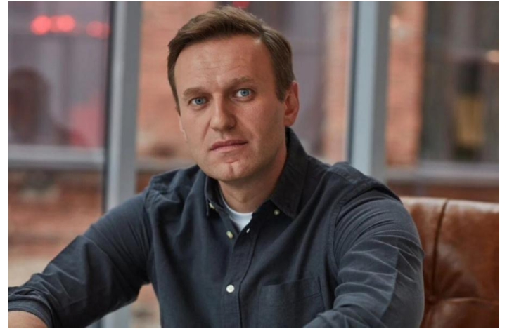 Навальный стал жертвой преступления — Меркель