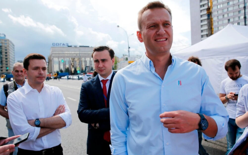 Навальный захотел вернуться в Россию